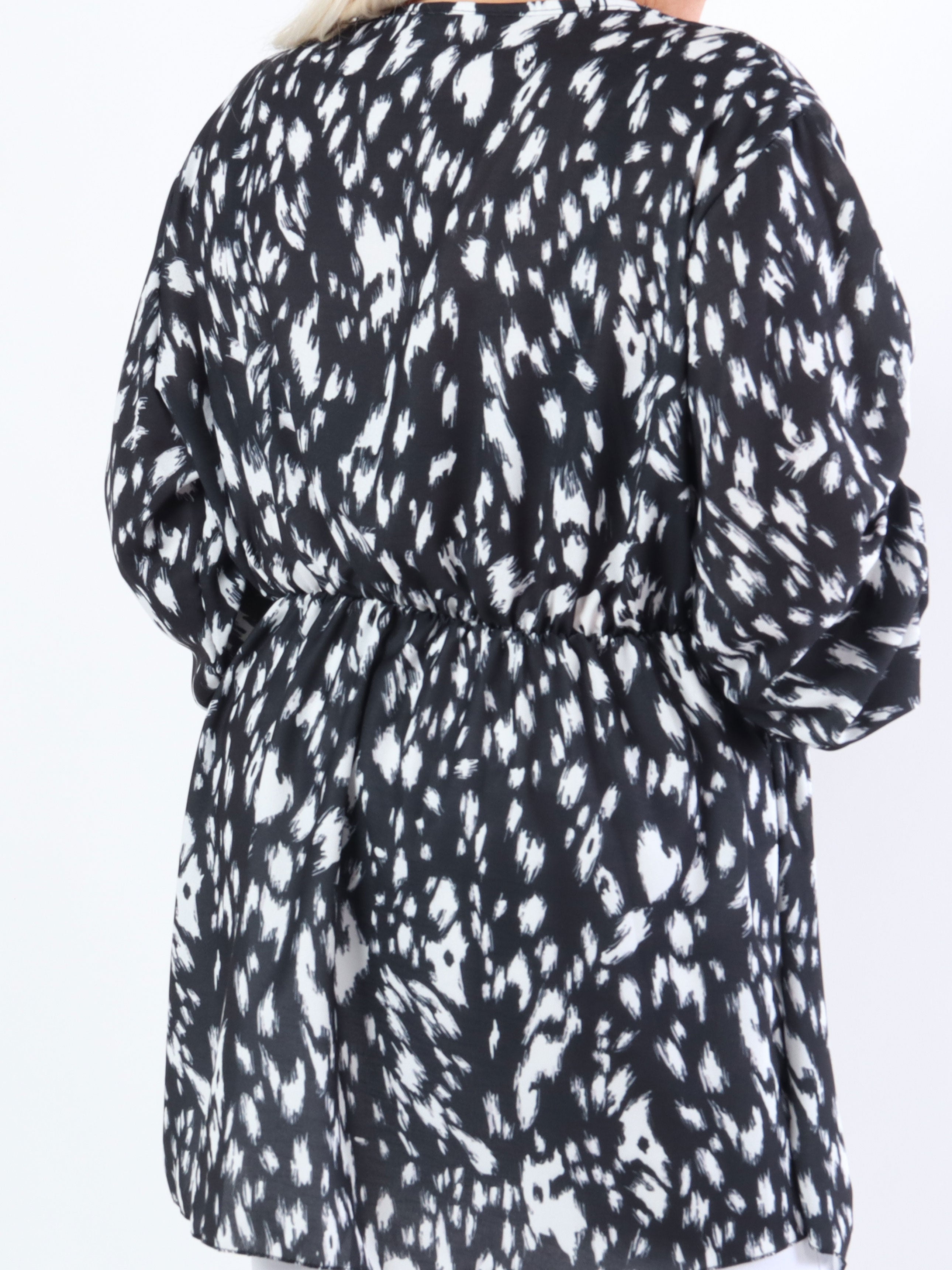 Yda - Mønstret plus size bluse med elastik i taljen